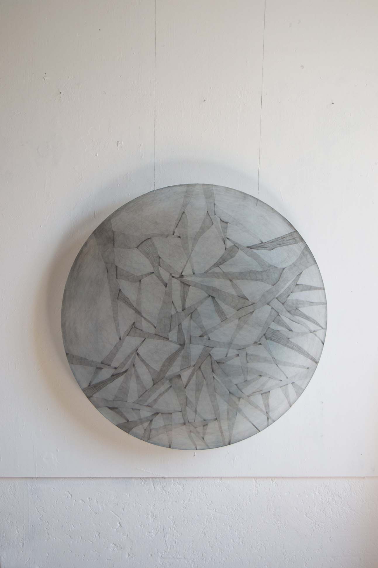 Antonella Soldovieri , Punti di contatto, 2023, grafite su plexiglass, 68 cm diametro Antonella Soldovieri , Punti di contatto, 2023, grafite su plexiglass, 68 cm diametro