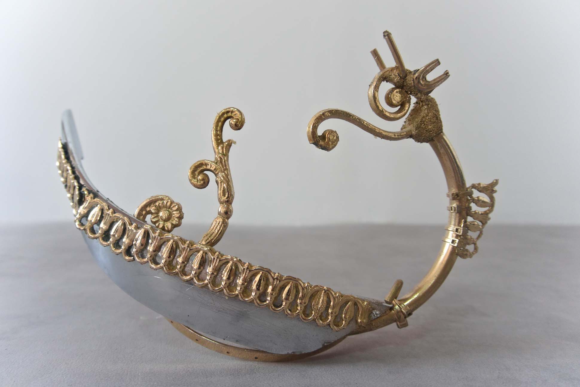 Nicola D'Ambrosio, Gallinella barocca Non fa coccodè ma rococò, 2021, materiali vari, 20 x 30 cm Nicola D'Ambrosio, Gallinella barocca Non fa coccodè ma rococò, 2021, materiali vari, 20 x 30 cm